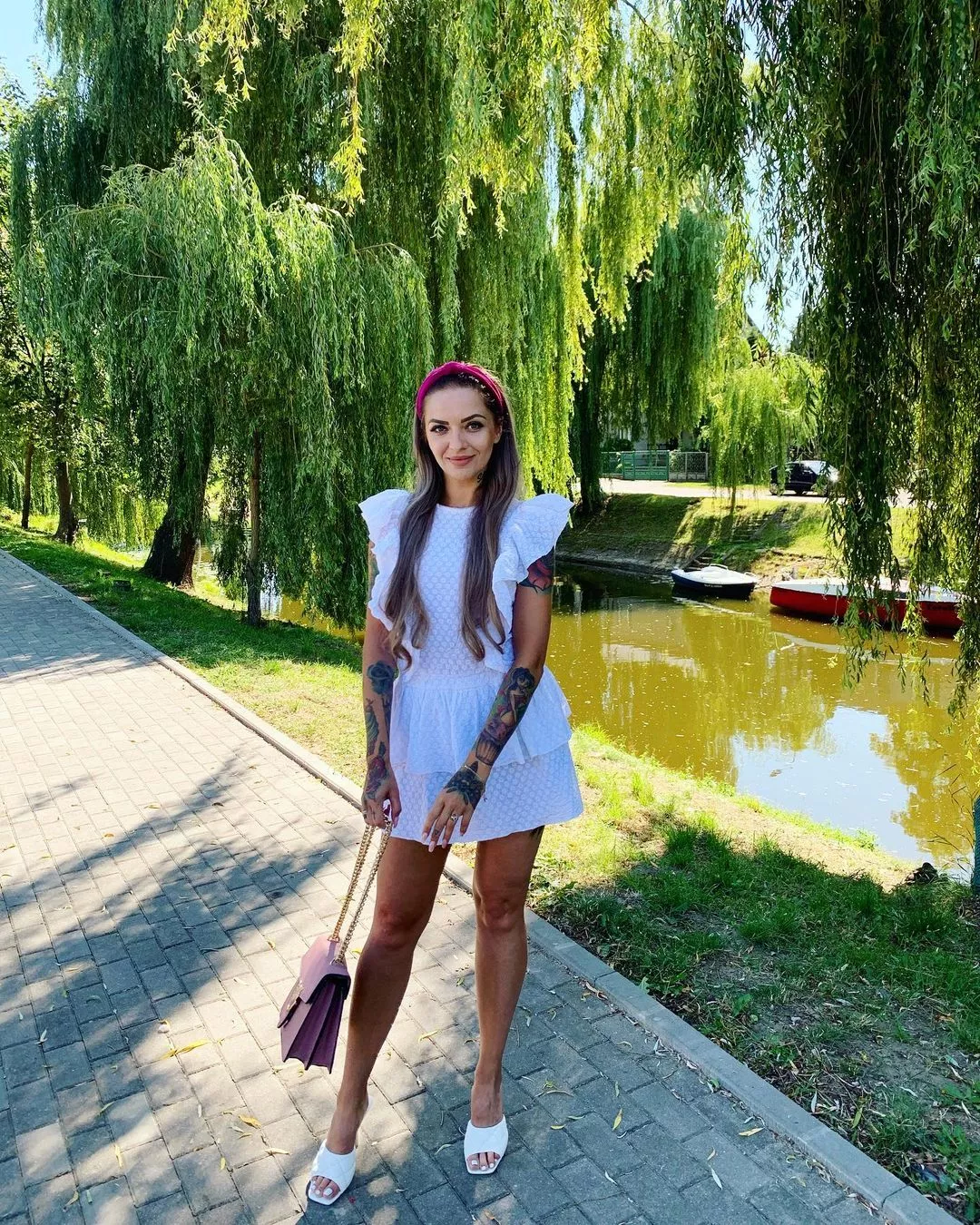 Urocza gwiazdeczka disco polo odsłoniła ciało! Jej długie nogi przyprawiają o zawrót głowy! 